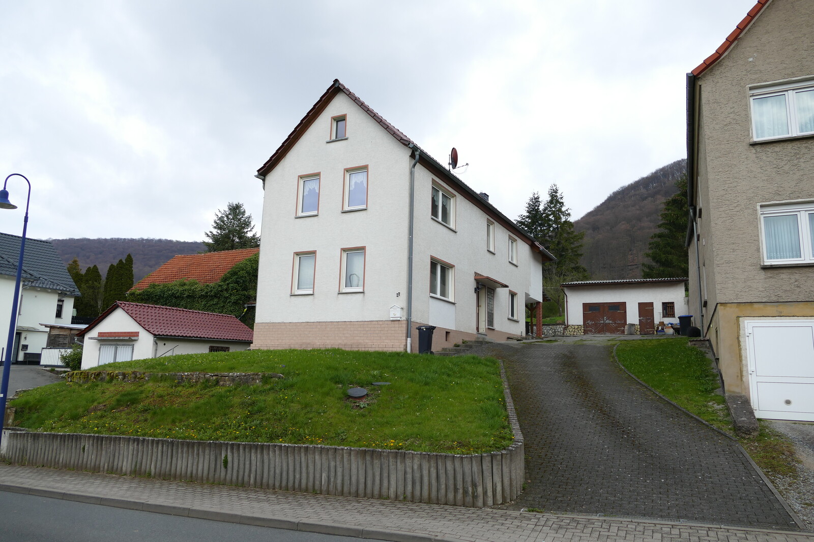 Weimarische Straße 27, Hauptgebäude mit Auffahrt und Garagengebäude, Schnellmannshausen, ProjektStadt